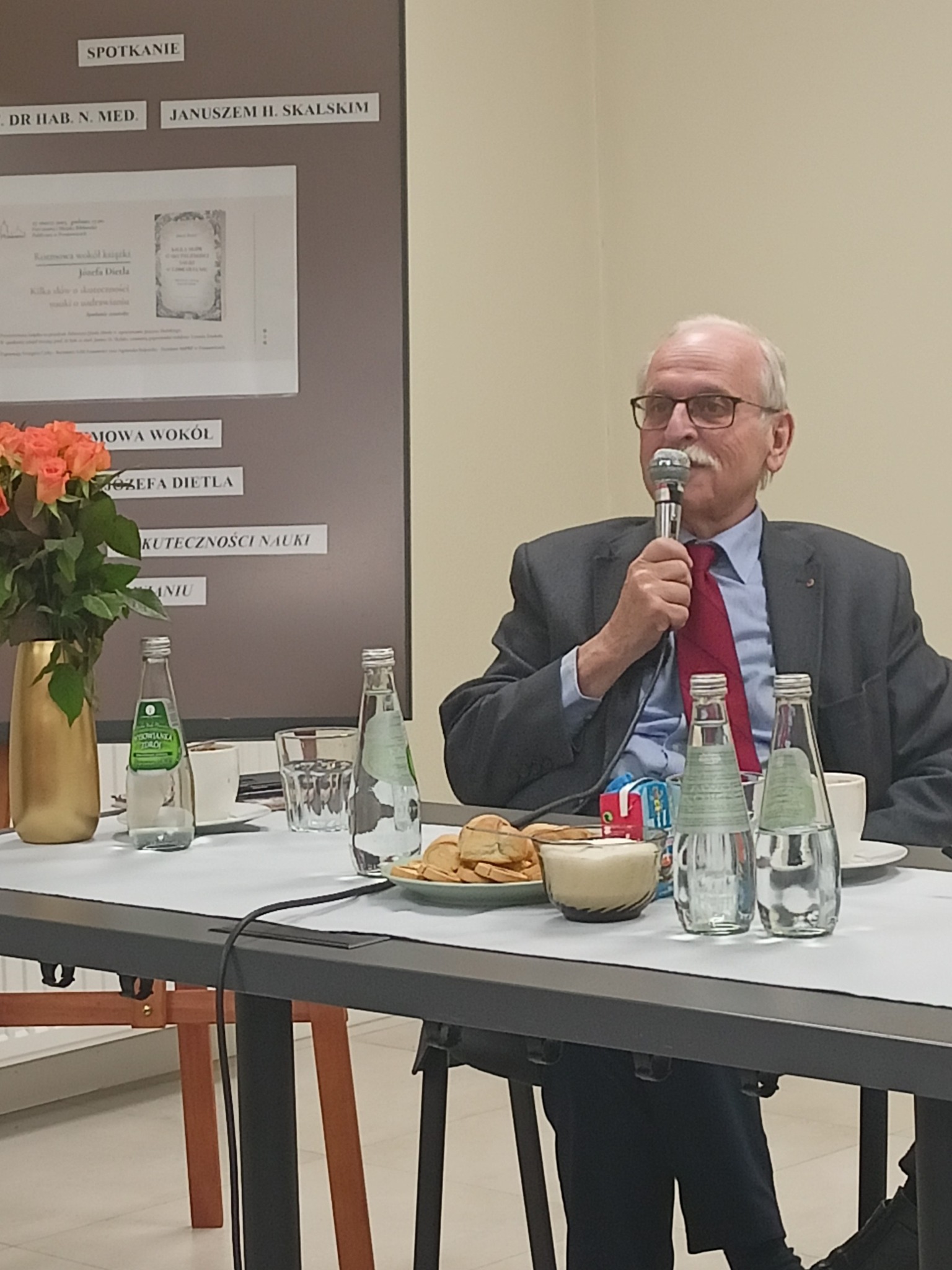 profesor Skalski udziela odpowiedzi na pytanie